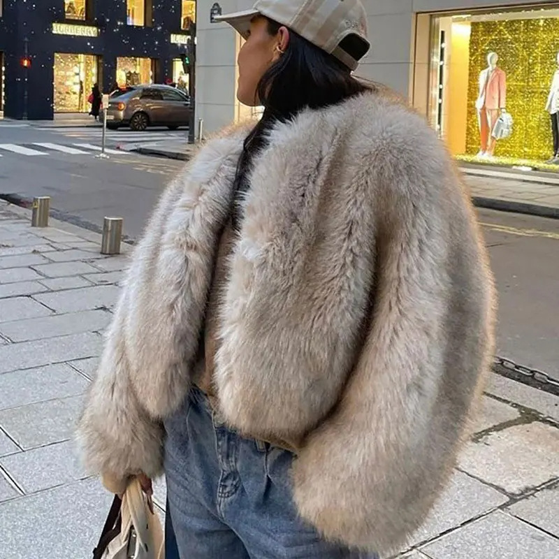 Street Fashion Week - Manteau court en fausse fourrure emblématique