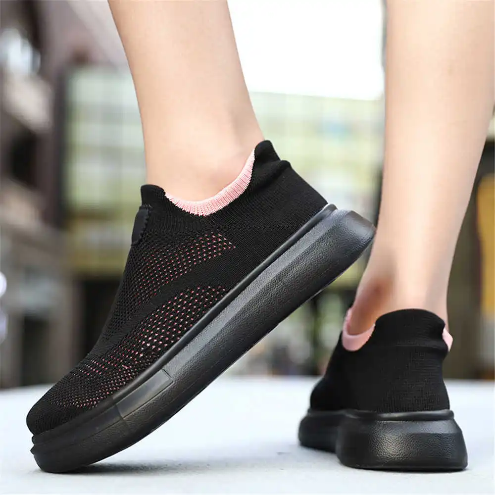 Street Fashion In Vietnam - Chaussures à plateforme marron pour femme,