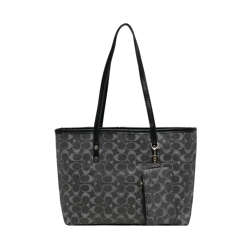 Street Fashion In Paris - Sac à main de luxe pour
